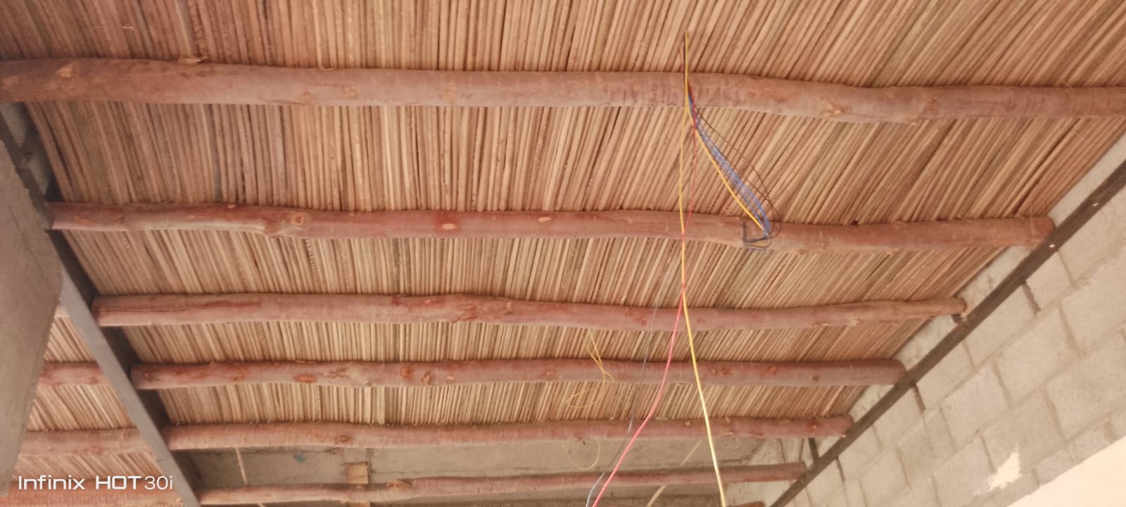 سقف تراثي بجذوع وخوص